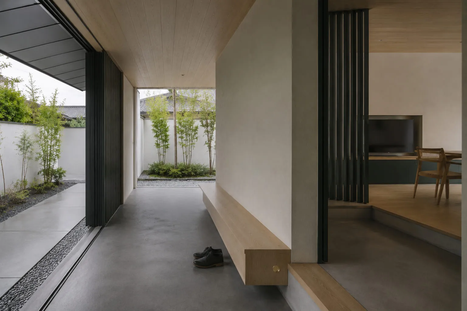中庭に面した土間の玄関。造作ベンチと大きな引込み建具
